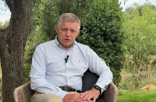 Fico plne podporuje Suska aj Šimkovičovú. Pre vyhrážky zabitím museli posilniť ochranu ministerky kultúry, tvrdí premiér (video)