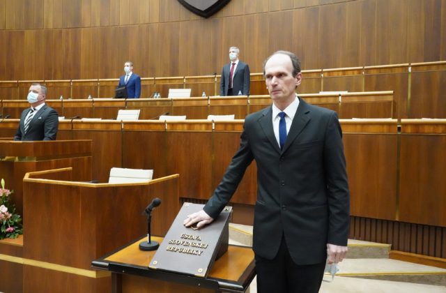 Totalitné predstavy ľudí z okolia Tarabu a Šimkovičovej sa opäť obnažili, SaS žiada o odobratie funkcie Kuffovi (video)