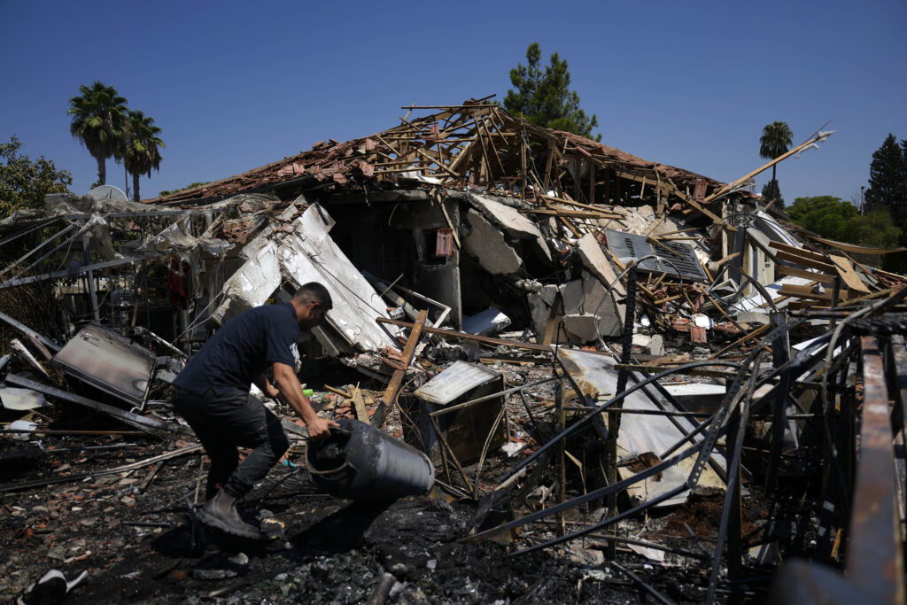 Izrael zasiahol za 24 hodín viac ako 200 cieľov hnutia Hizballáh, medzi cieľmi boli aj odpaľovacie zariadenia