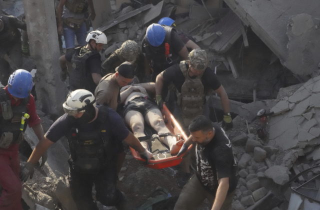 Ruské bombardovanie Charkova zranilo najmenej sedem civilistov, jedna bomba zasiahla aj školu (foto)