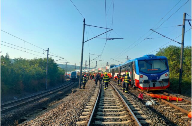 V Prahe sa zrazili dva osobné vlaky, na miesto vyslali osem záchranných posádok (foto)