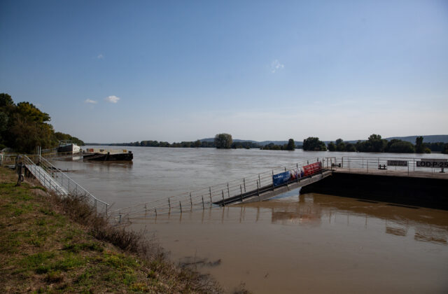 Hladina Dunaja a Moravy v noci stúpla o približne 10 centimetrov, povodňová situácia je naďalej veľmi vážna (foto)