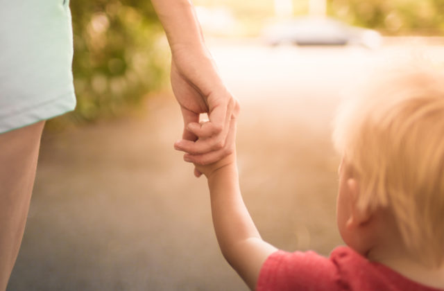 Každá štvrtá rodina na Slovensku je jednorodičovská a takmer polovica čelí riziku chudoby, ukázal výskum SAV