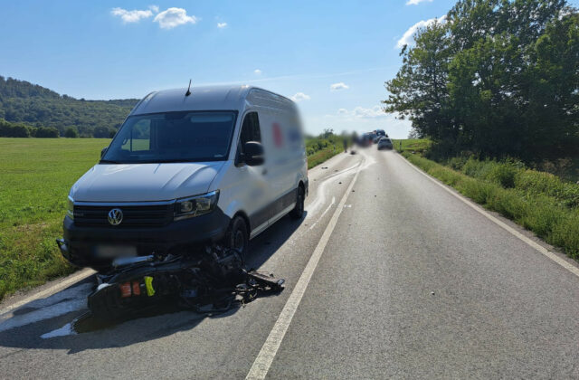 Medzi Malackami a Pernekom došlo k tragickej nehode motocyklistu s osobným autom, cesta je neprejazdná