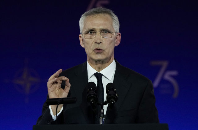 Ďalšie dodávky zbraní Ukrajine pomôžu skôr ukončiť vojnu, vraví Stoltenberg