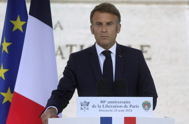 Macron dva mesiace po voľbách predstavil novú vládu, dominujú v nej konzervatívci a centristi