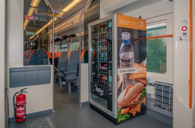 ZSSK spustila pilotný projekt automatov na občerstvenie vo vlakoch na trase Nová Baňa – Banská Bystrica