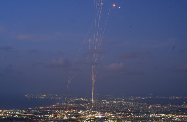 Izraelská armáda v rámci útoku na Hizballáh zasiahla 300 cieľov v Libanone, o život prišlo približne 270 ľudí (video)