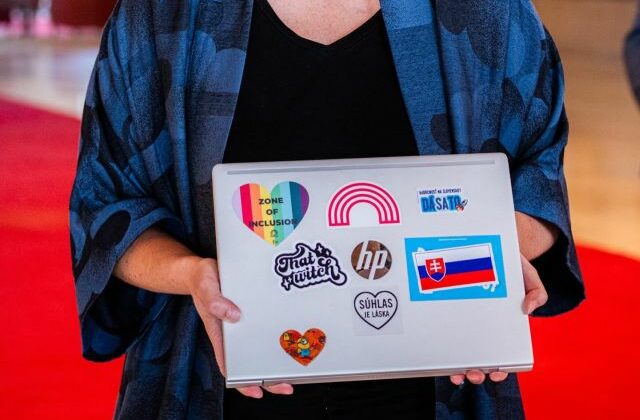 Nálepky na notebooku môžu byť v rozpore s rokovacím poriadkom, Ústavnoprávny výbor však nedal jednoznačnú odpoveď