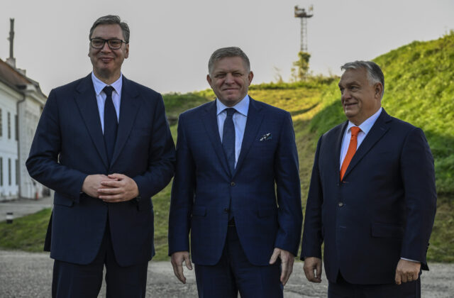 Fico sa v Komárne stretne s Orbánom a Vučičom, hovoriť budú o nelegálnej migrácii