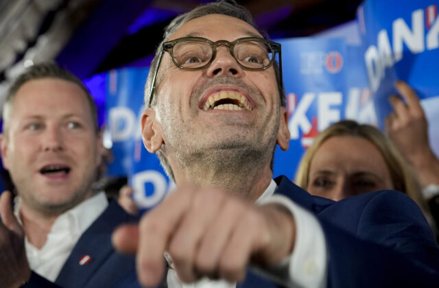 Rakúsky prezident poveril zostavením vlády ľudovcov, ktorí vo voľbách skončili druhí