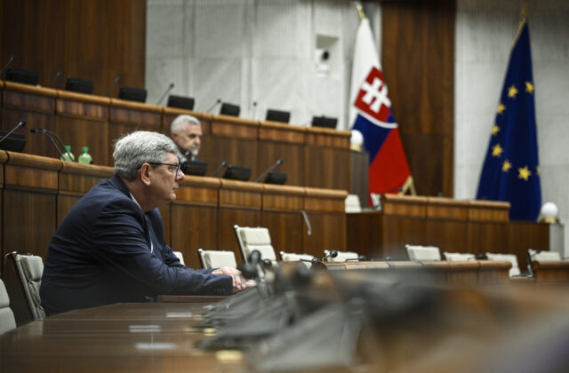 Parlament odvoláva ministra Suska, podľa opozície sa spreneveril justícii a rezignoval na boj proti korupcii (naživo)