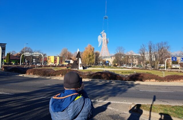 Poprad sa pýši trinásťmetrovým anjelom už šestnásty rok po sebe, na hlavný kruhový objazd ho priviezol vrtuľník (video+foto)