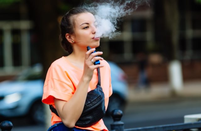 Slovensko sprísni podmienky predaja nikotínových výrobkov, z pultov zmiznú príchute e-cigariet lákajúce neplnoletých