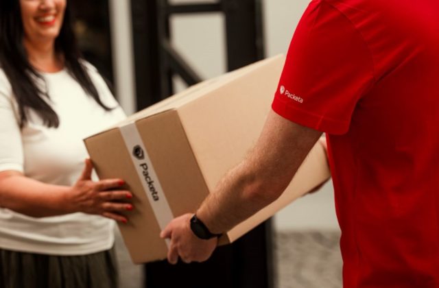 Protimonopolný úrad si posvietil na podmienky doručovania balíkov na Slovensku, Packeta ich musela upraviť