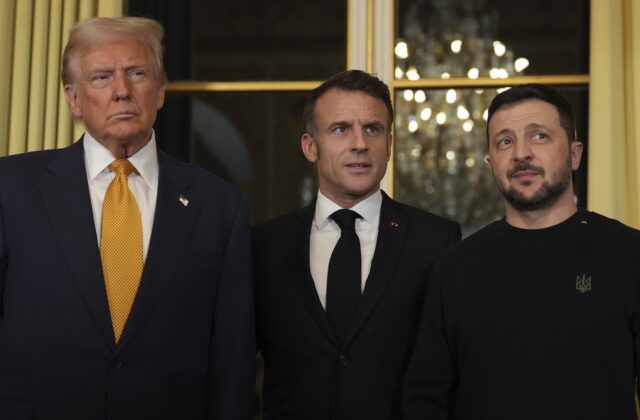 Macron, Trump a Zelenskyj sa stretli v Paríži na rokovaniach. Hovorili aj o ukončení vojny na Ukrajine