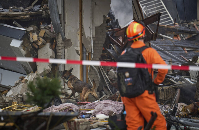 Holandskí záchranári pokračujú v prehľadávaní trosiek po výbuchu v Haagu, ktorý neprežilo 5 ľudí – FOTO