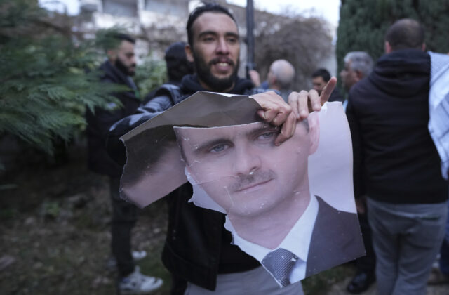 Západ víta koniec al-Asadovho režimu, na Blízkom východe vystríhajú pred zahraničným zasahovaním