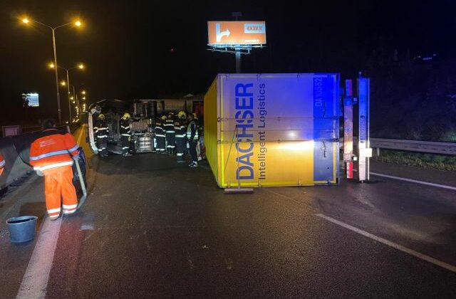 Časť diaľnice D2 pred výjazdom do Lamača je neprejazdná, na ceste je prevrátené nákladné auto – FOTO