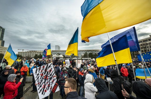 Tisíce protestujúcich vyjadrili nesúhlas s Ficovou návštevou Moskvy, OZ Mier Ukrajine podáva podnet na Generálnu prokuratúru- FOTO