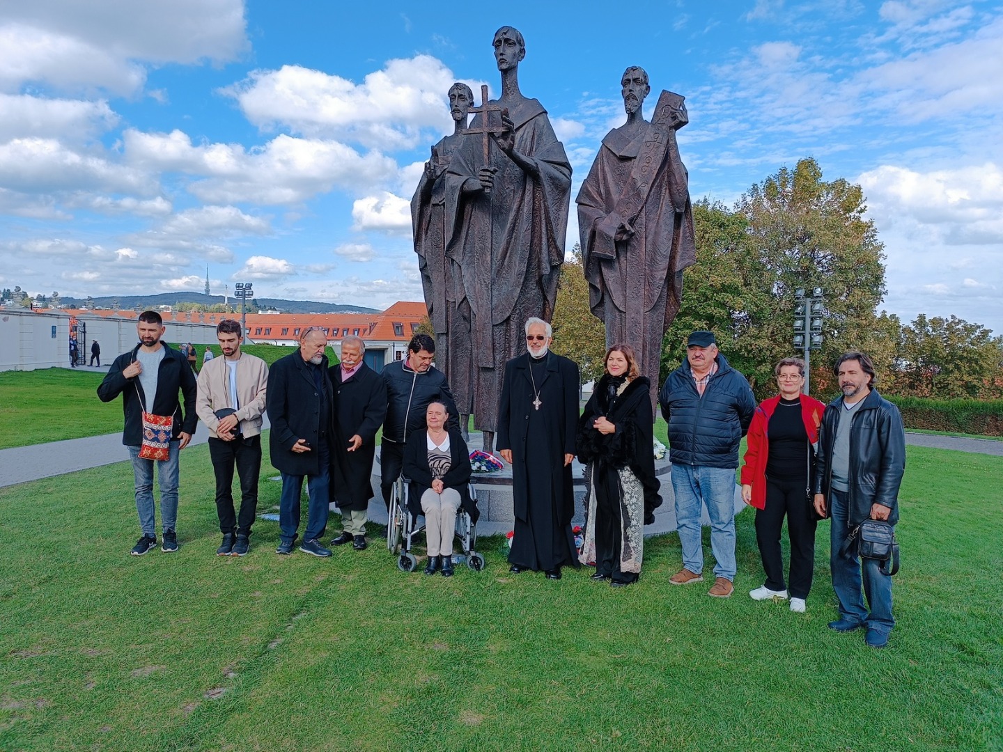 NAŠI SRBSKÍ HOSTIA PRI ZÁKLADOCH BAZILIKY Z 9. STOROČIA na Bratislavskom hrade