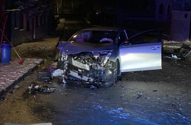 Únik pred políciou mu nevyšiel. Muž pod vplyvom drog skončil v betónovom oplotení rodinného domu – FOTO