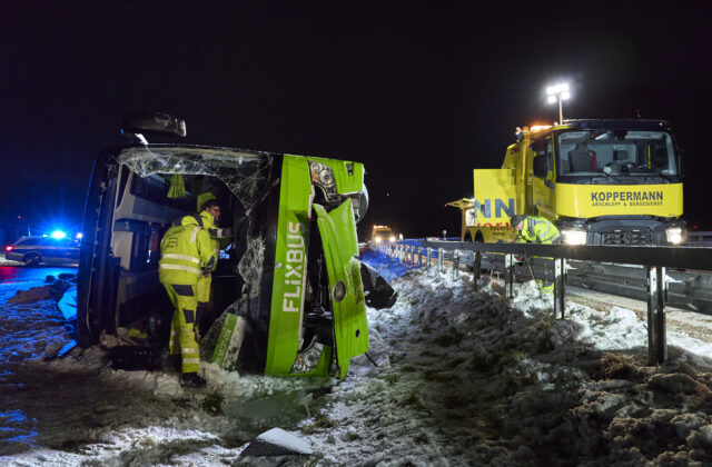 Autobus zišiel z diaľnice a následne sa prevrátil, nehoda si vyžiadala dve obete – FOTO