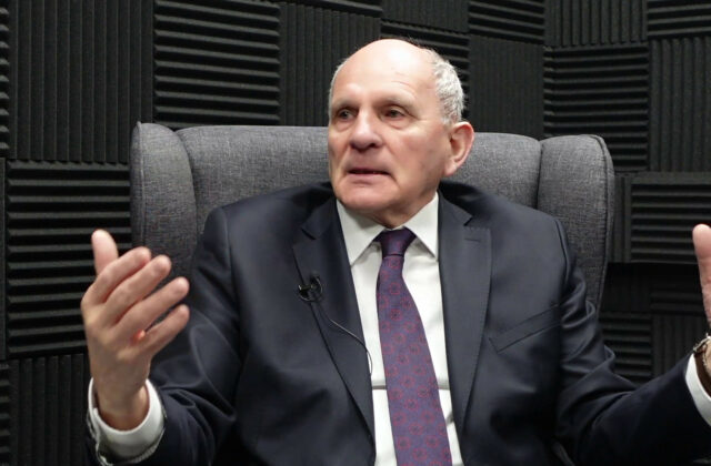 Keby boli predčasné voľby teraz, opozícia by podľa Mikloška nemusela získať väčšinu – VIDEO