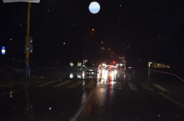 Polícia hľadá svedkov dopravnej nehody, muž narazil do chodkyne prechádzajúcej cez cestu – FOTO