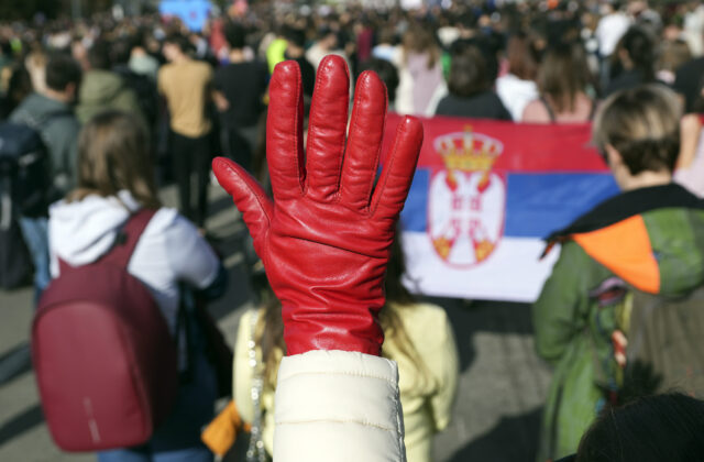 Protestujúci srbskí študenti zablokovali hlavnú cestnú križovatku v Belehrade