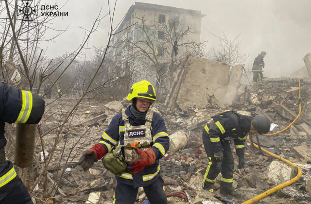 Ruský útok zasiahol bývalú školu v Sudži, štyria civilisti zomreli. Kyjev to označuje za vojnový zločin