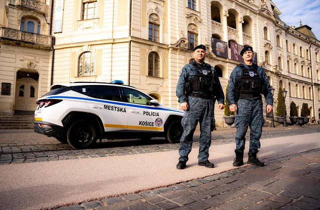 Mestskí policajti v Košiciach už využívajú osem telových kamier, pribudnúť by mali aj ďalšie – FOTO