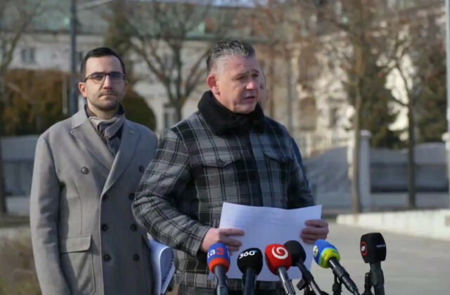 Mikulec: Poľsko je pre ruskú hrozbu v najvyššej pohotovosti, predstavitelia slovenskej vlády sa na letisku v Kuchyni hrajú – VIDEO