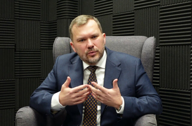 Fico si uvedomuje hrozbu predčasných volieb a má ambíciu ich vyhrať. Tomuto cieľu podriaďuje všetko, uviedol Karas – VIDEO