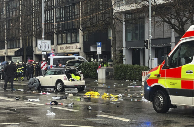 Auto vrazilo do davu v Mníchove, niekoľko osôb utrpelo zranenia – FOTO