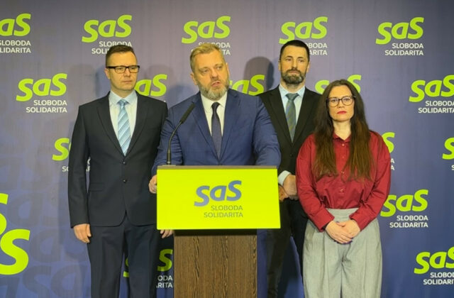 Vláda decimuje hasičský zbor, tvrdí SaS. Rezort vnútra to označil za výmysly a bludy – VIDEO