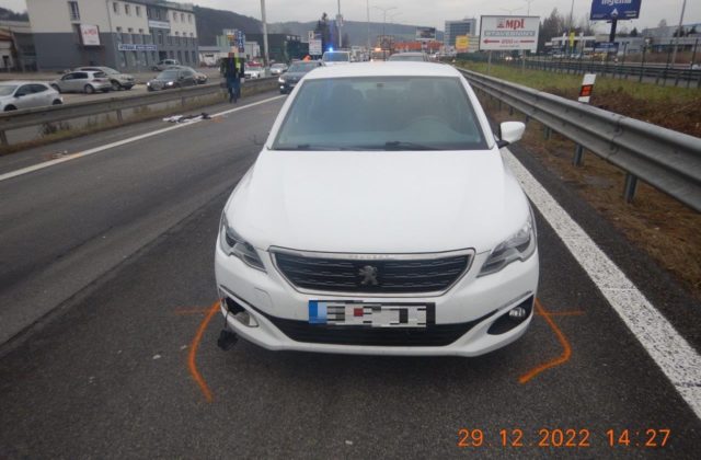 Aj v prípade nehody bez zranení je po aktivovaní eCallu potrebné reagovať, upozorňujú záchranári