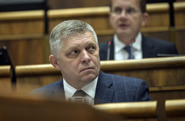 Odobranie dávok v hmotnej núdzi ako „príjemný rasizmus“, hnutie Slovensko kritizuje Ficove výroky – VIDEO