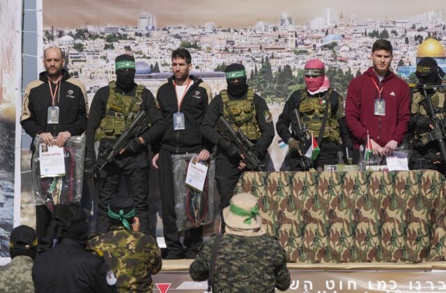 Hamas začne v pondelok prepúšťať izraelských rukojemníkov, udeje sa tak pred mierovým samitom