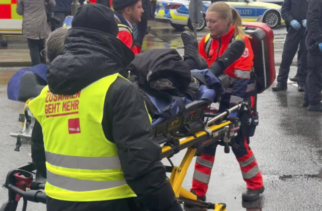 Žena obvinená z masového útoku nožom na železničnej stanici v Hamburgu by sa mala v sobotu postaviť pred sudcu