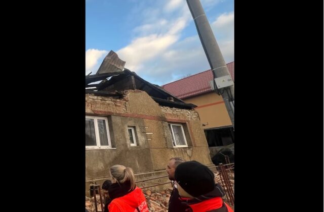 Požiar v Lomničke pripravil o strechu nad hlavou 50 ľudí, zasiahol viacero domácností – VIDEO