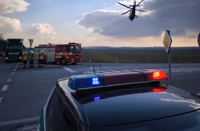 Pri Nitre sa zrazil autobus s autom, na mieste zasahoval aj vrtuľník – FOTO