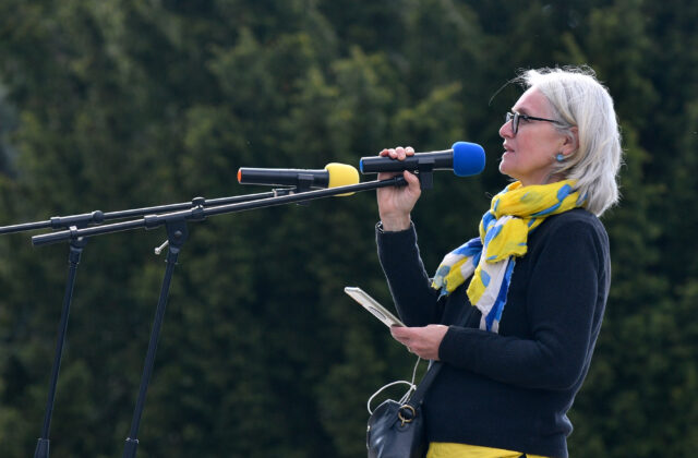 Poslanci hlavného mesta sa zastali svojej kolegyne Lucie Štasselovej zo združenia Mier Ukrajine aj práva na protesty