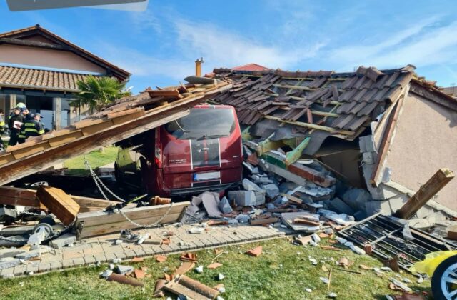 Z garáže zostali trosky. Výbuch propán-butánovej fľaše vážne zranil 45-ročného muža, do nemocnice ho transportoval vrtuľník – FOTO