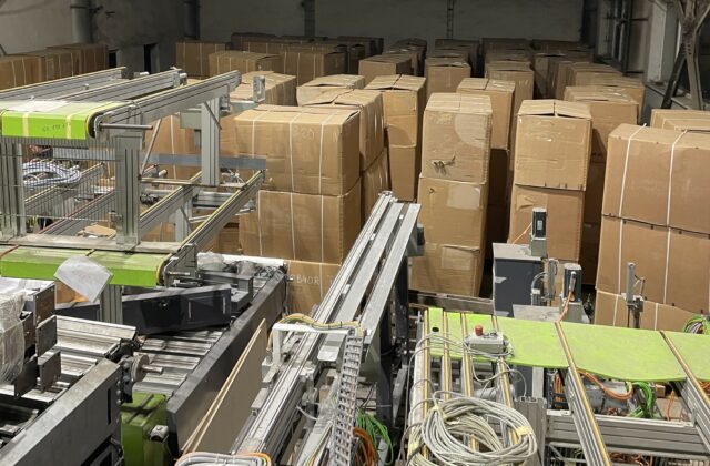 Finančná správa čelí po odhalení najväčšej nelegálnej výrobne cigariet na Slovensku vyhrážkam