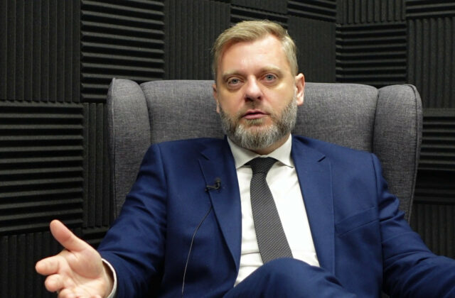 Ficovi sa nedarí riešiť vnútropolitickú situáciu, podľa Krúpu sa to snaží prekryť zahraničnými témami