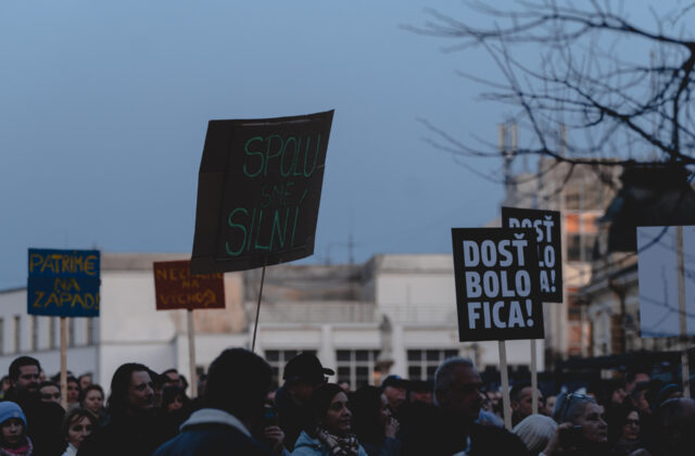 Oni vedia iba búrať, preto sa búrime, vyhlásil výtvarník Šille. Ľudia na Slovensku opäť protestovali
