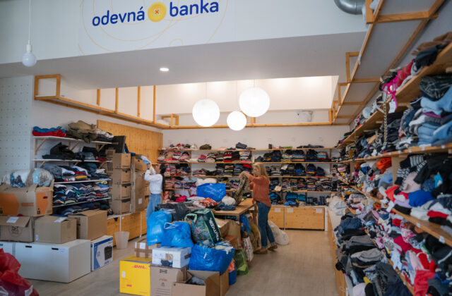 Obrovský dopyt po materiálnej pomoci: Odevná banka podporila už takmer tisíc rodín