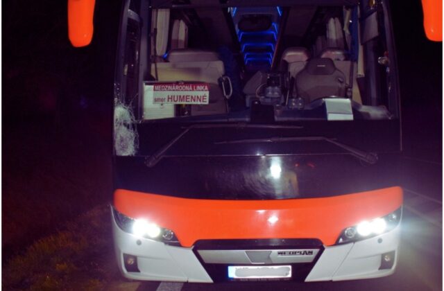 V Rimavskej Sobote sa stala tragická dopravná nehoda, chodec vošiel do cesty autobusu – FOTO
