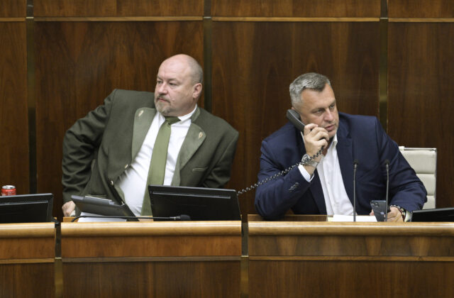 Huliak po hlasovaní v parlamente prirovnal Danka k žene, s ktorou nemá zmysel bojovať – VIDEO